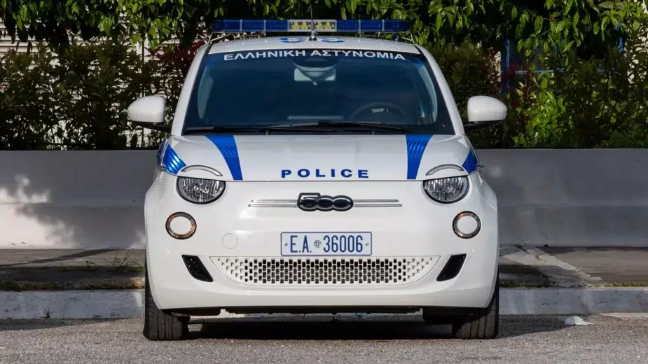 Fiat 500e da polícia grega, frente
