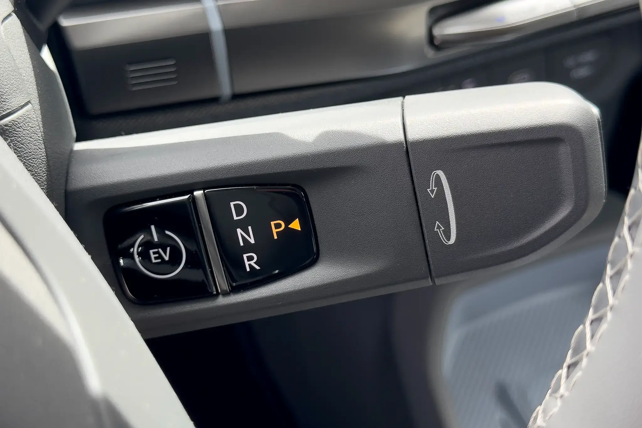 Ensaio Kia EV3 Tech - comando da caixa na coluna de direção