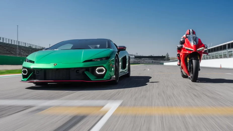 Lamborghini Temerario vs Ducati Panigale V4S - vistos de frente