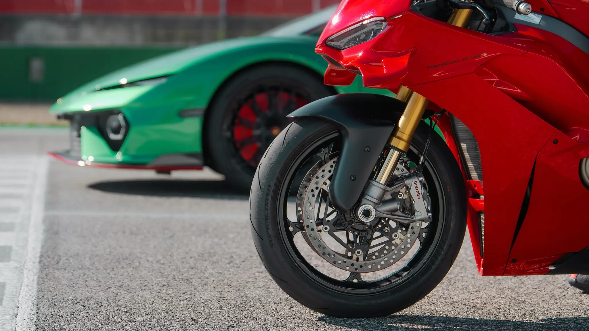 Lamborghini Temerario vs Ducati Panigale V4S - detalhe da frente dos dois modelos