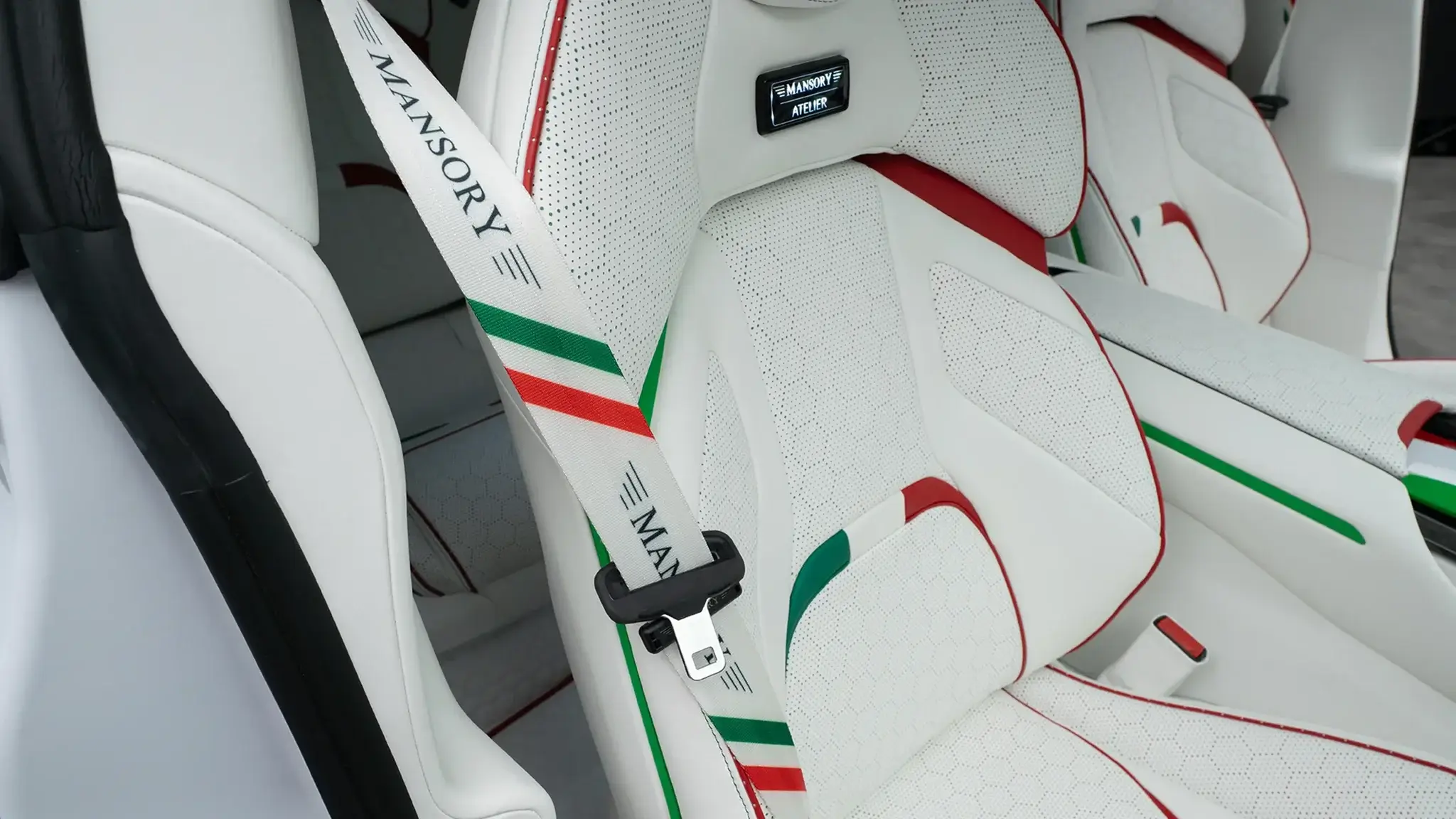 Mansory Pugnator Tricolore - assento e cinto de segurança