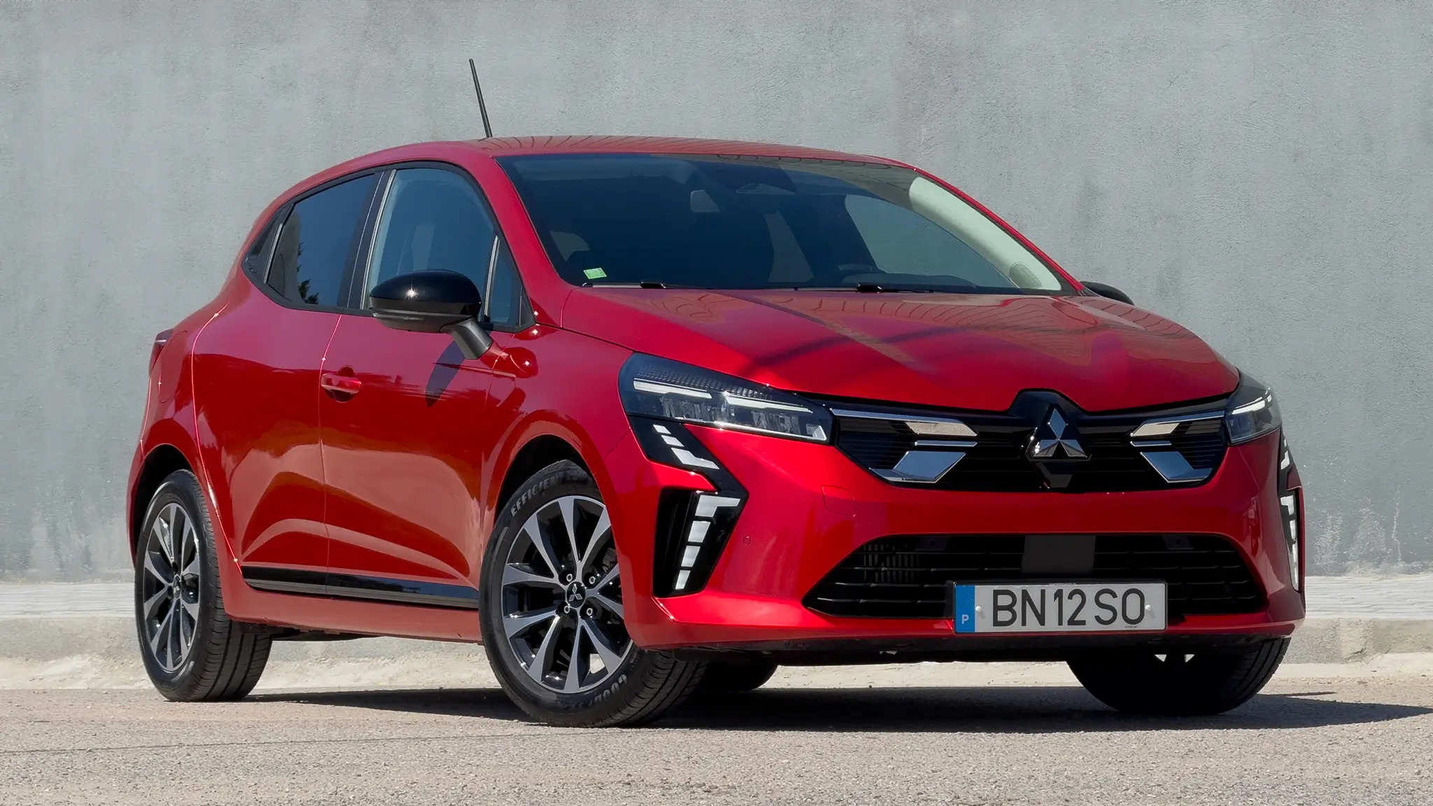 Teste ao Mitsubishi Colt que tem dois depósitos para gasolina e GPL
