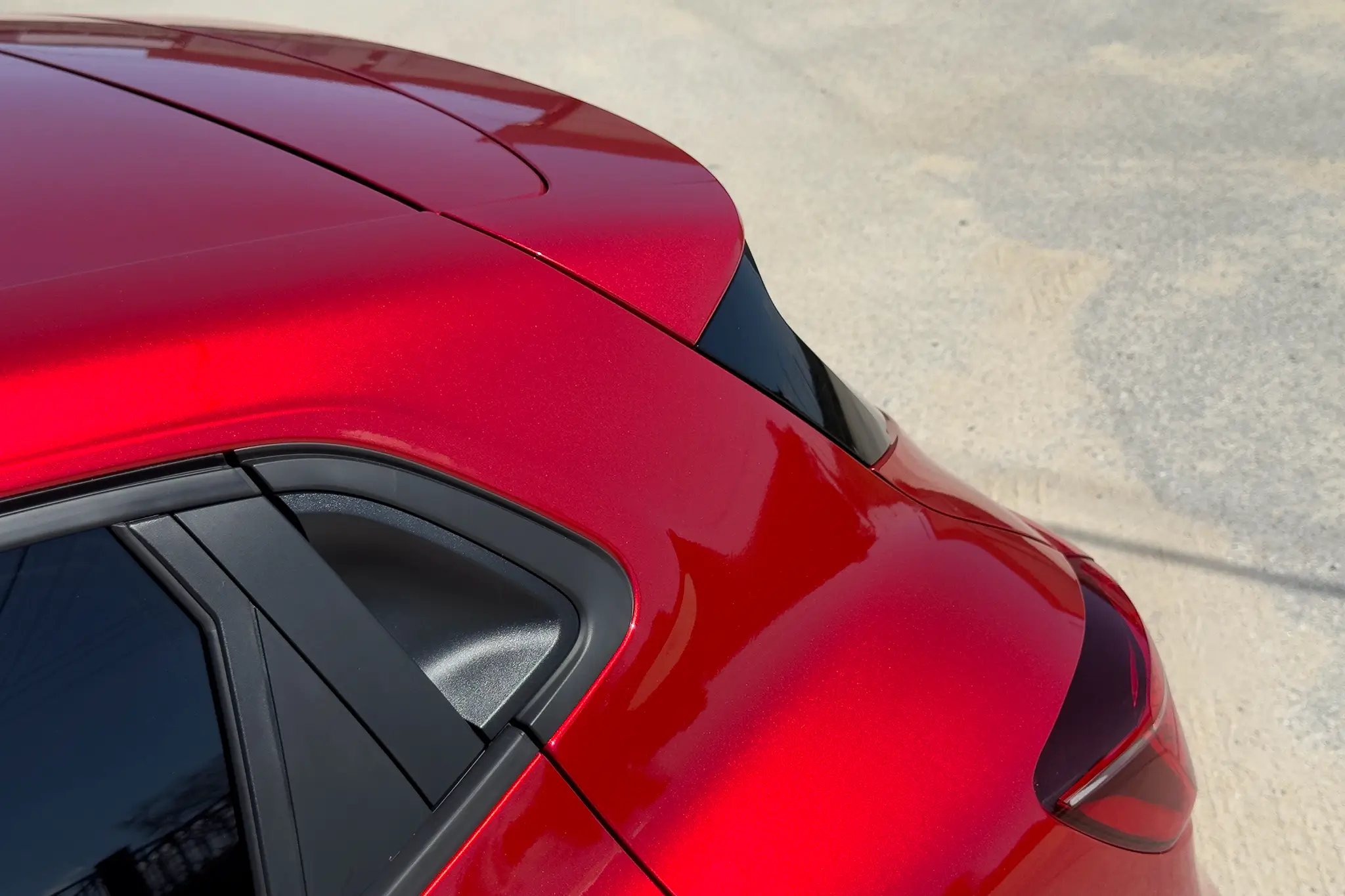 Mitsubishi Colt GPL - detalhe do pilar traseiro