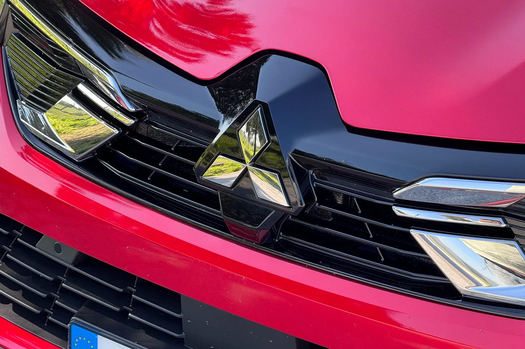 Mitsubishi Colt GPL - detalhe da grelha frontal