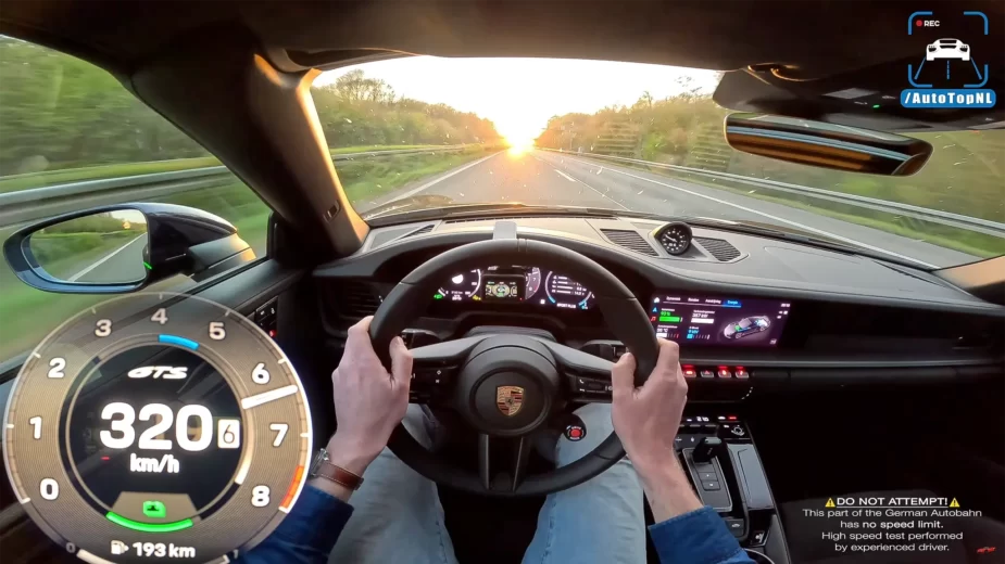 Porsche 911 GTS T-Hybrid na autobahn