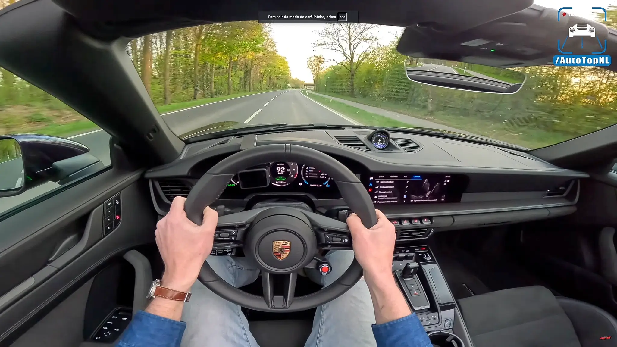 Porsche 911 GTS T-Hybrid na autobahn