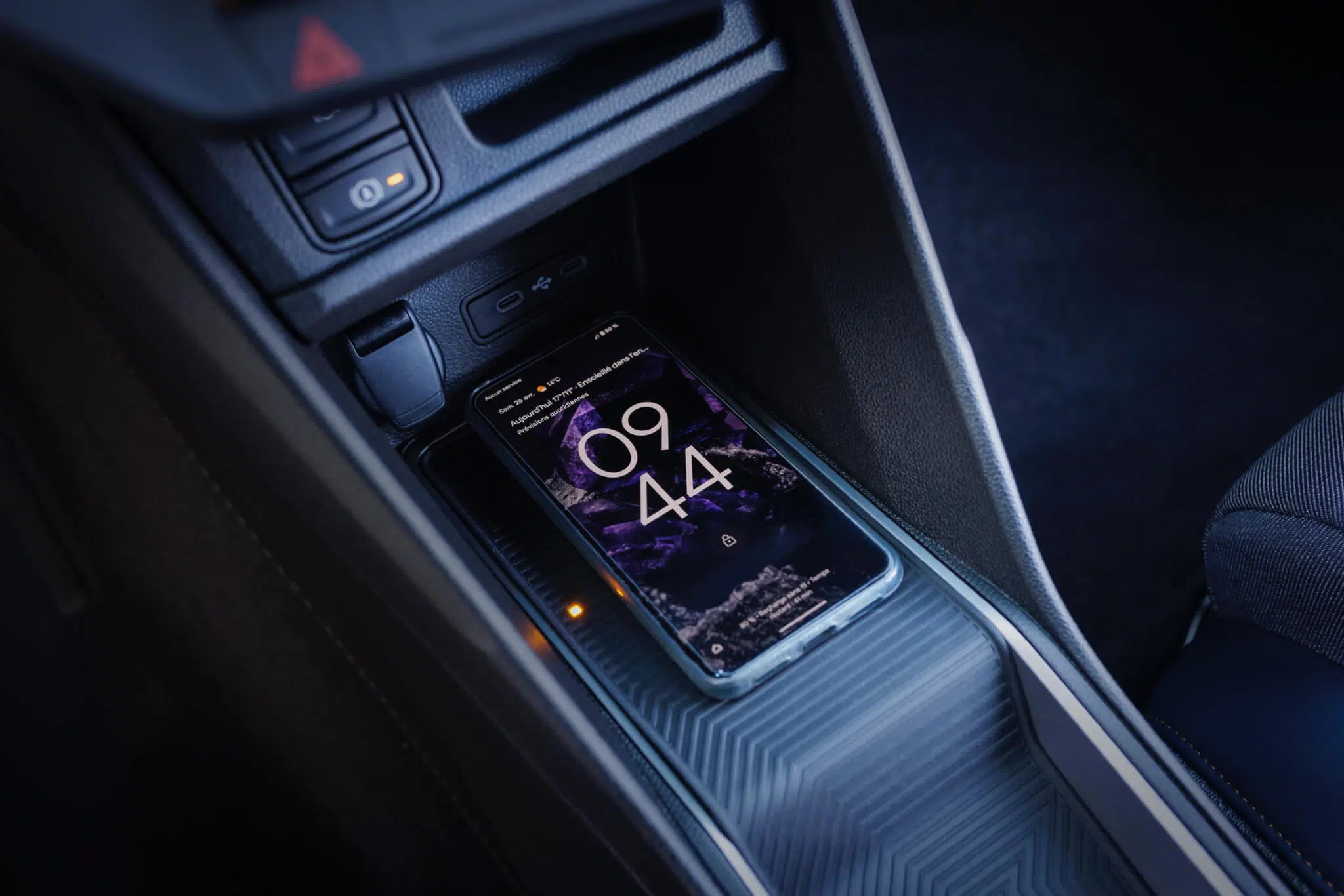 Renault 4 E-Tech eletrico carregamento smartphone