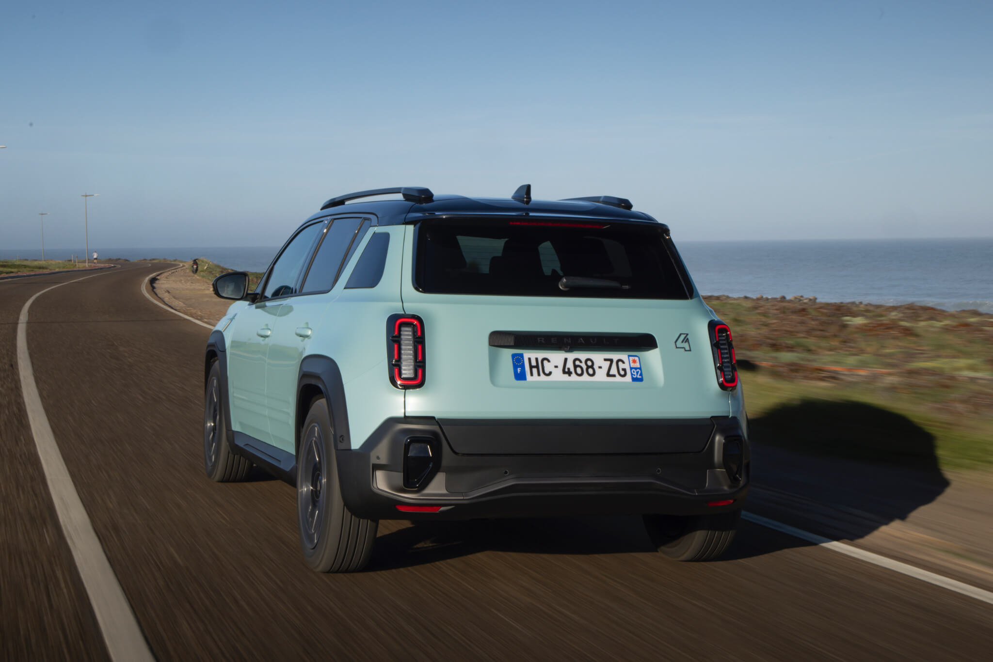 Renault 4 E-Tech eletrico traseira