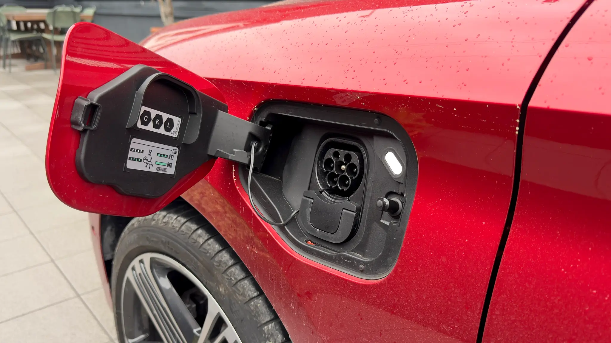 Seat Leon Sportstourer e-Hybrid - tomada de carregamento do sistema híbrido