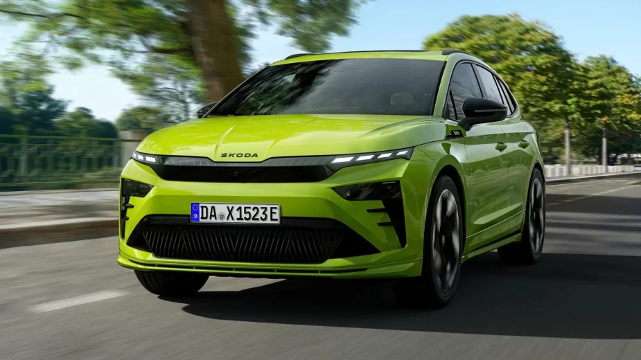 Skoda Enyaq RS - 3/4 de frente em andamento