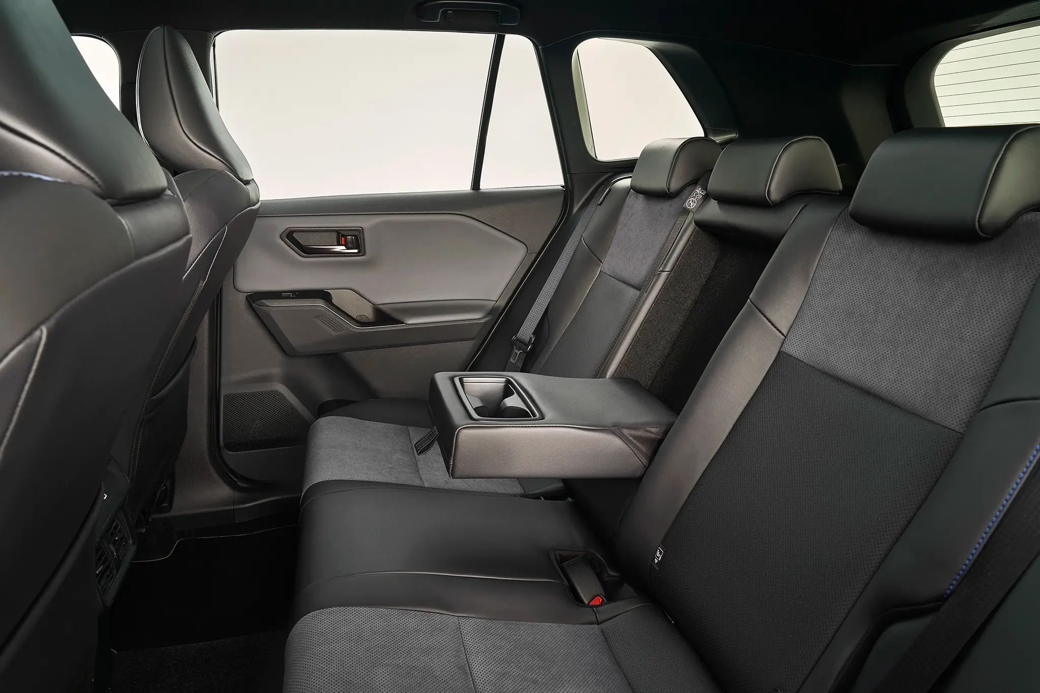 Toyota RAV4 2026 - assentos traseiros