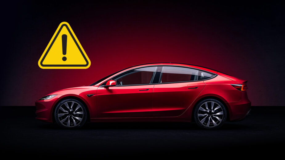 Tesla Model 3 com triângulo de perigo