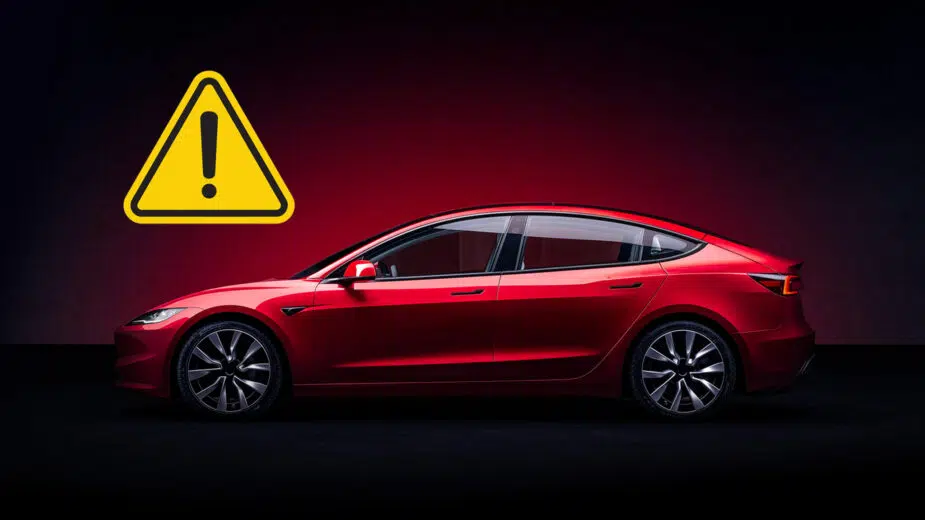 Tesla Model 3 com triângulo de perigo