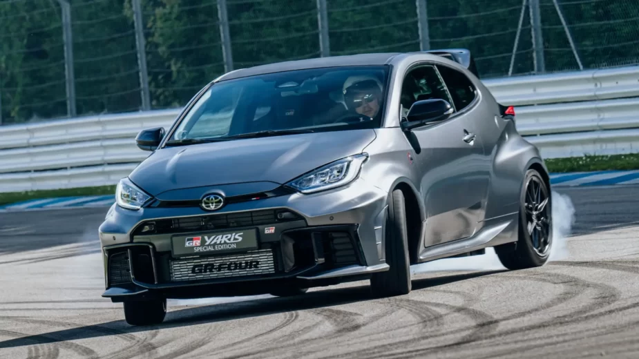Toyota GR Yaris em sobreviragem, frente