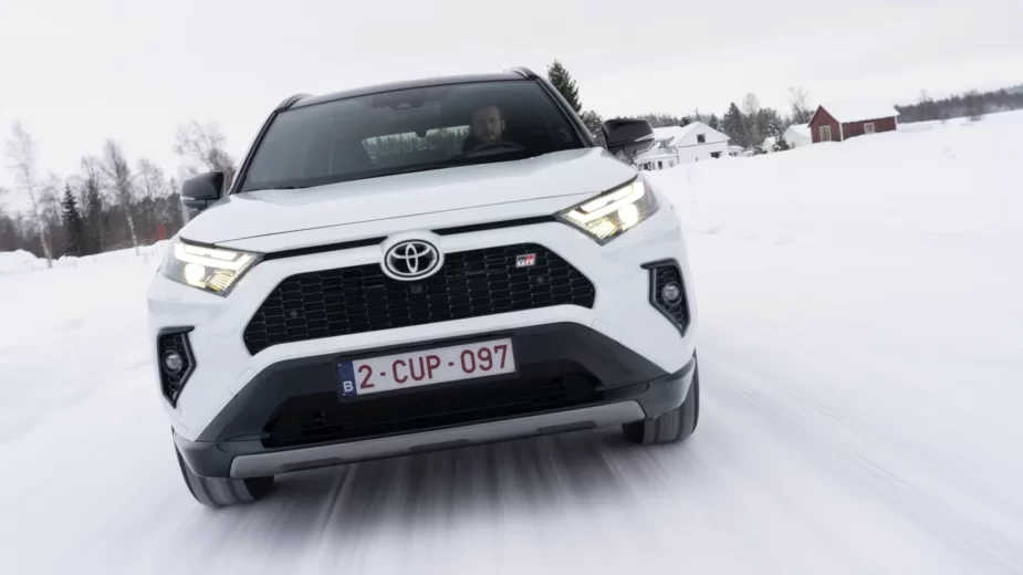 Toyota RAV4 na neve, frente