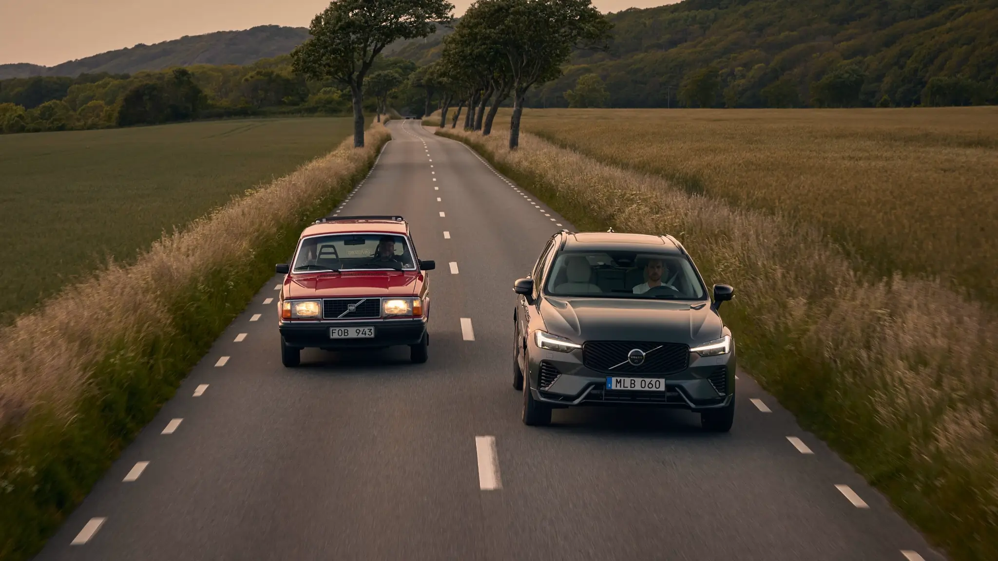 Volvo 240, à esquerda, e Volvo XC60, à direita