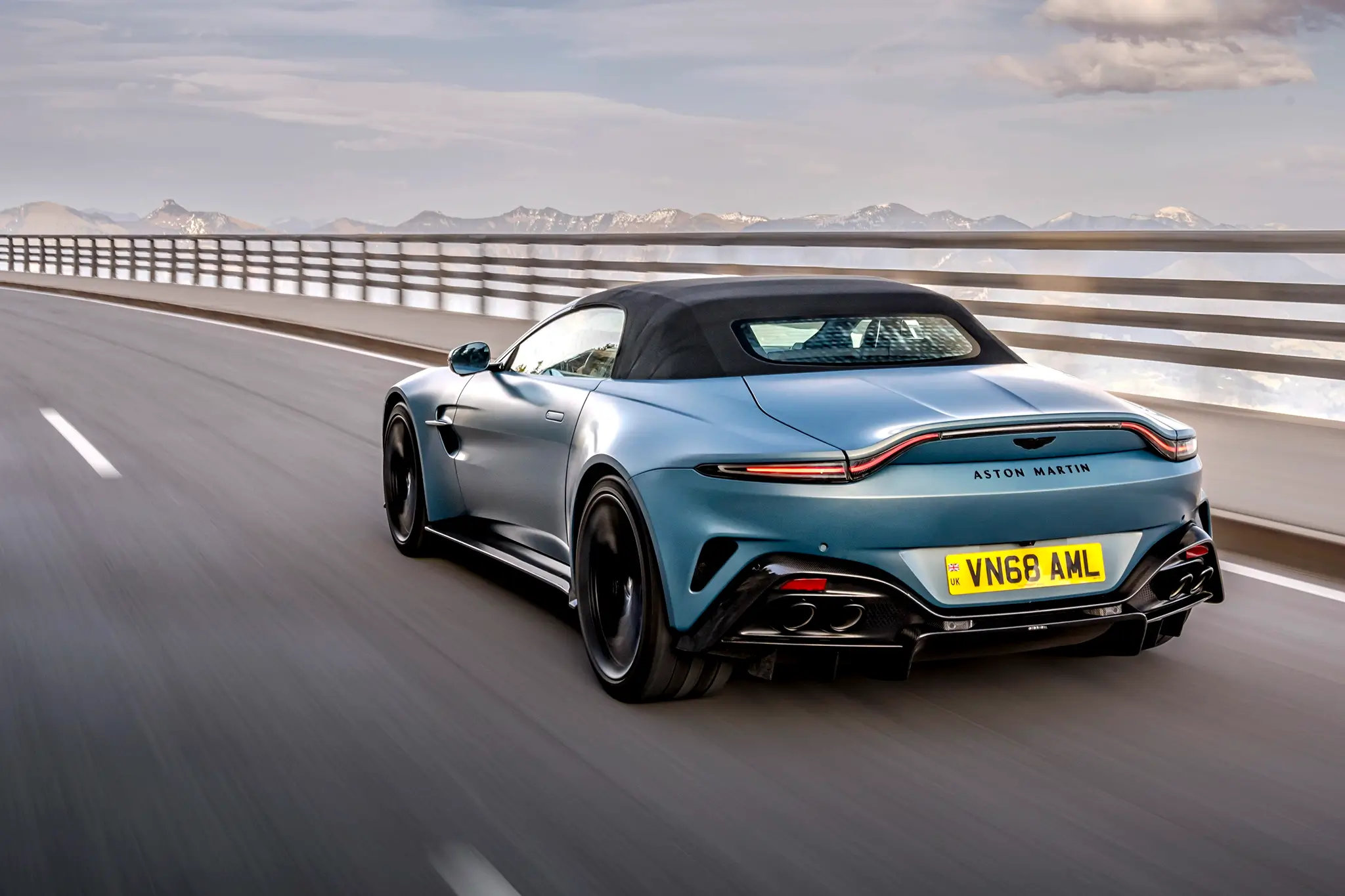 Aston Martin Vantage Roadster - traseira com capota fechada