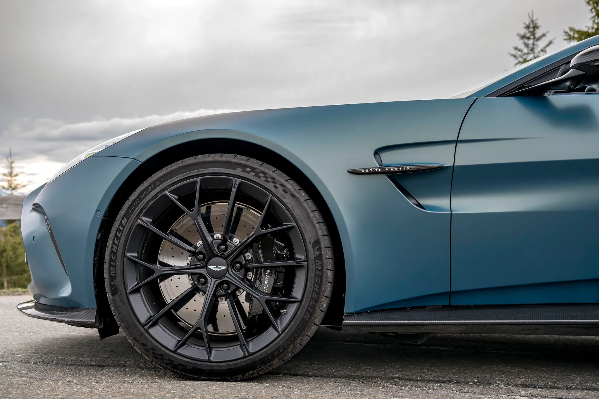 Aston Martin Vantage Roadster - secção lateral e jante