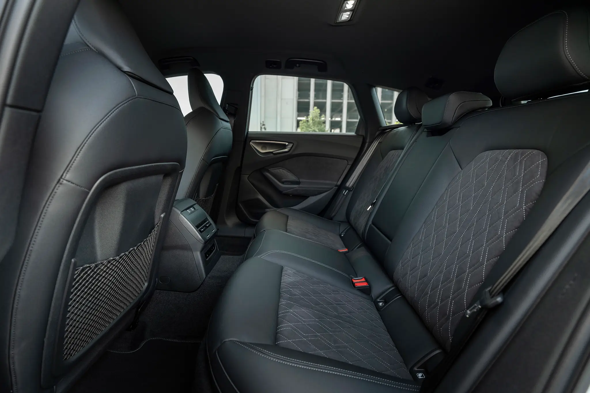 Audi A5 e-hybrid Avant - assentos traseiros