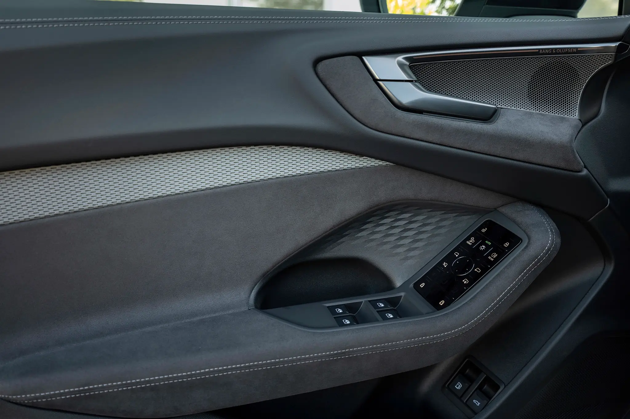 Audi A5 e-hybrid Avant - painel das portas