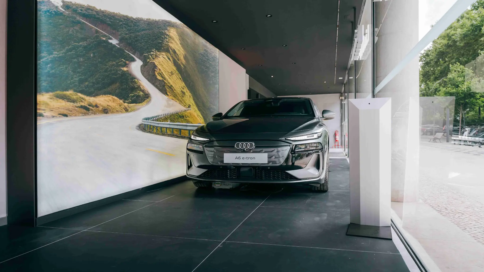 Audi A6 Avant e-tron exposto no Audi City Lisbon.