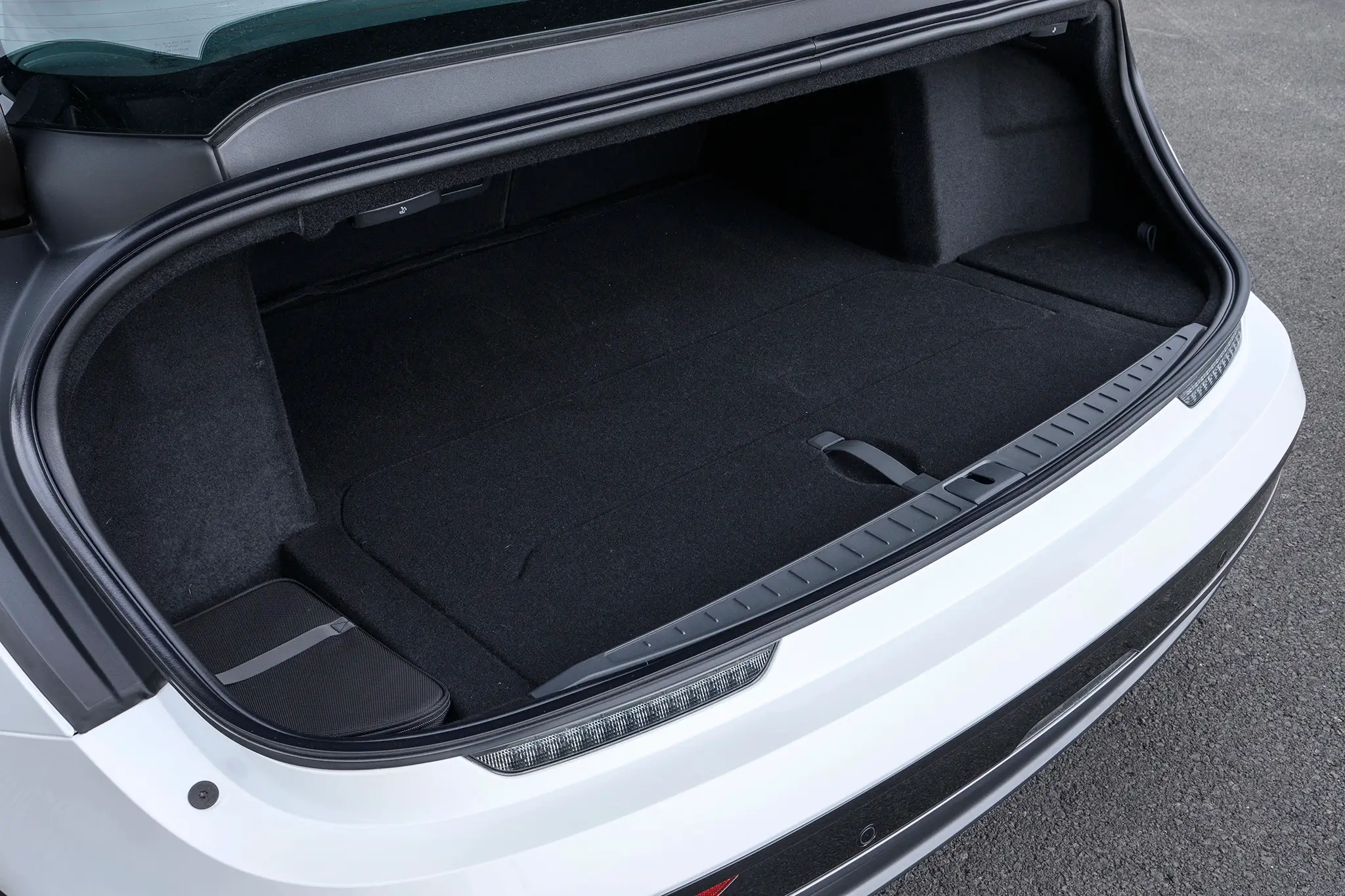 Lucid Air Pure - porta-bagagens