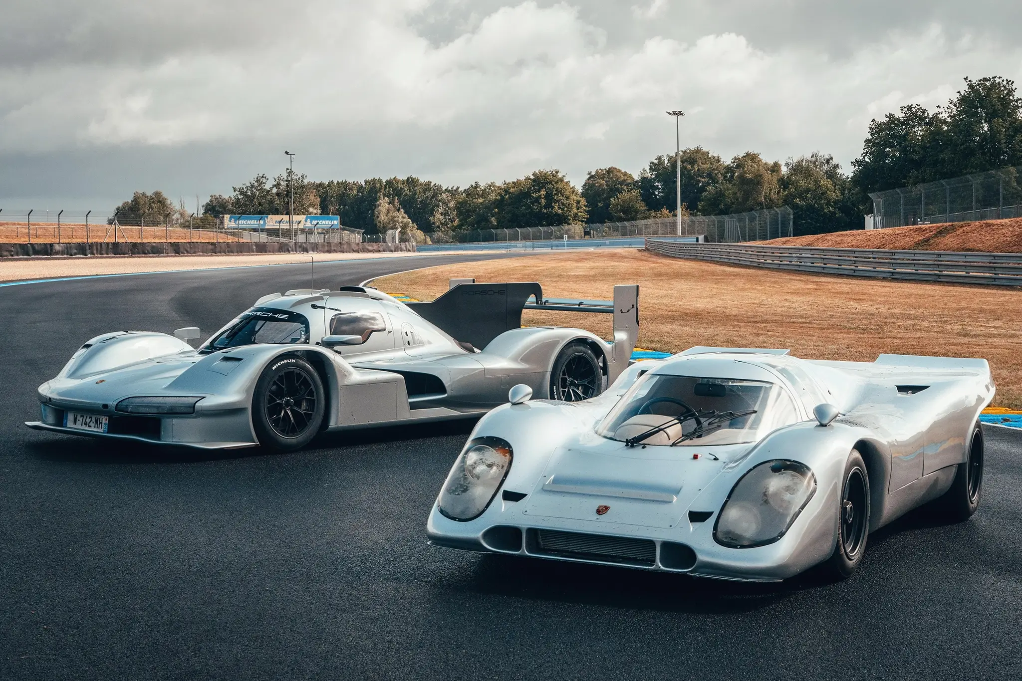 Porsche 963 RSP com o antecessor, o Porsche 917, em pista