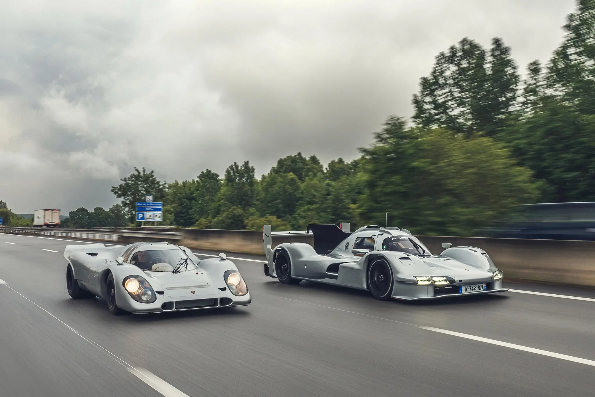 Porsche 963 RSP com o antecessor, o Porsche 917, na autoestrada