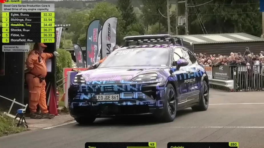 Porsche Cayenne elétrico na linha de partida