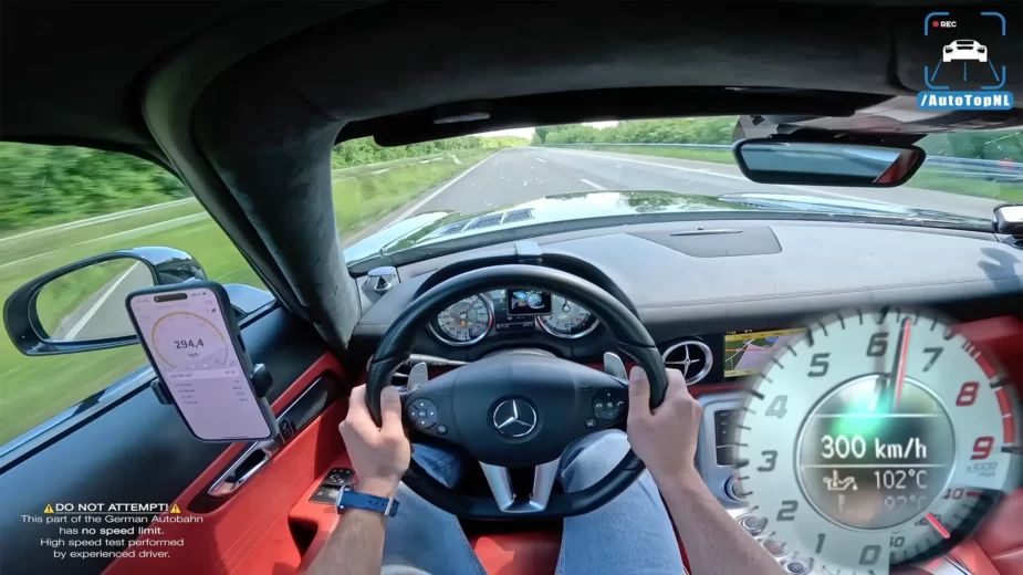 Interior do Mercedes-AMG SLS na Autobahn