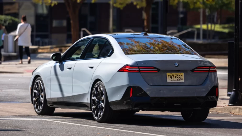 BMW Série 5 com matrícula americana, traseira
