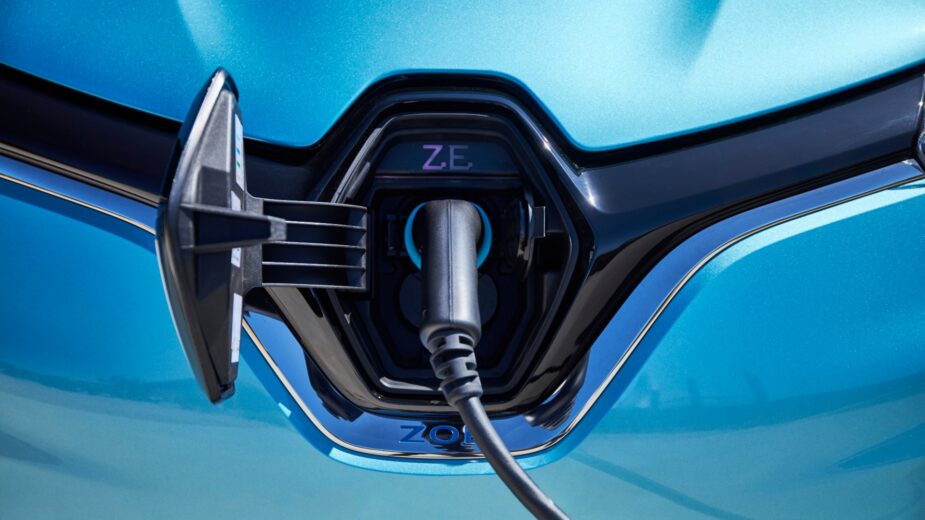 porta de carregamento do REnault ZOe com cabo ligado