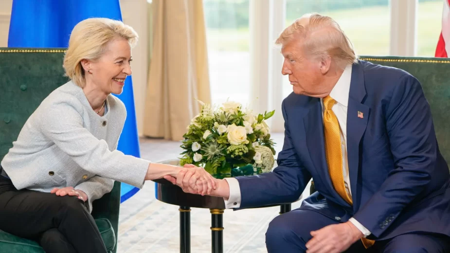 Ursula von der Leyen, presidente da Comissão Europeia, e Donald Trump, presidente dos EUA, durante o encontro na Escócia para chegar a um acordo provisório sobre as tarifas comerciais