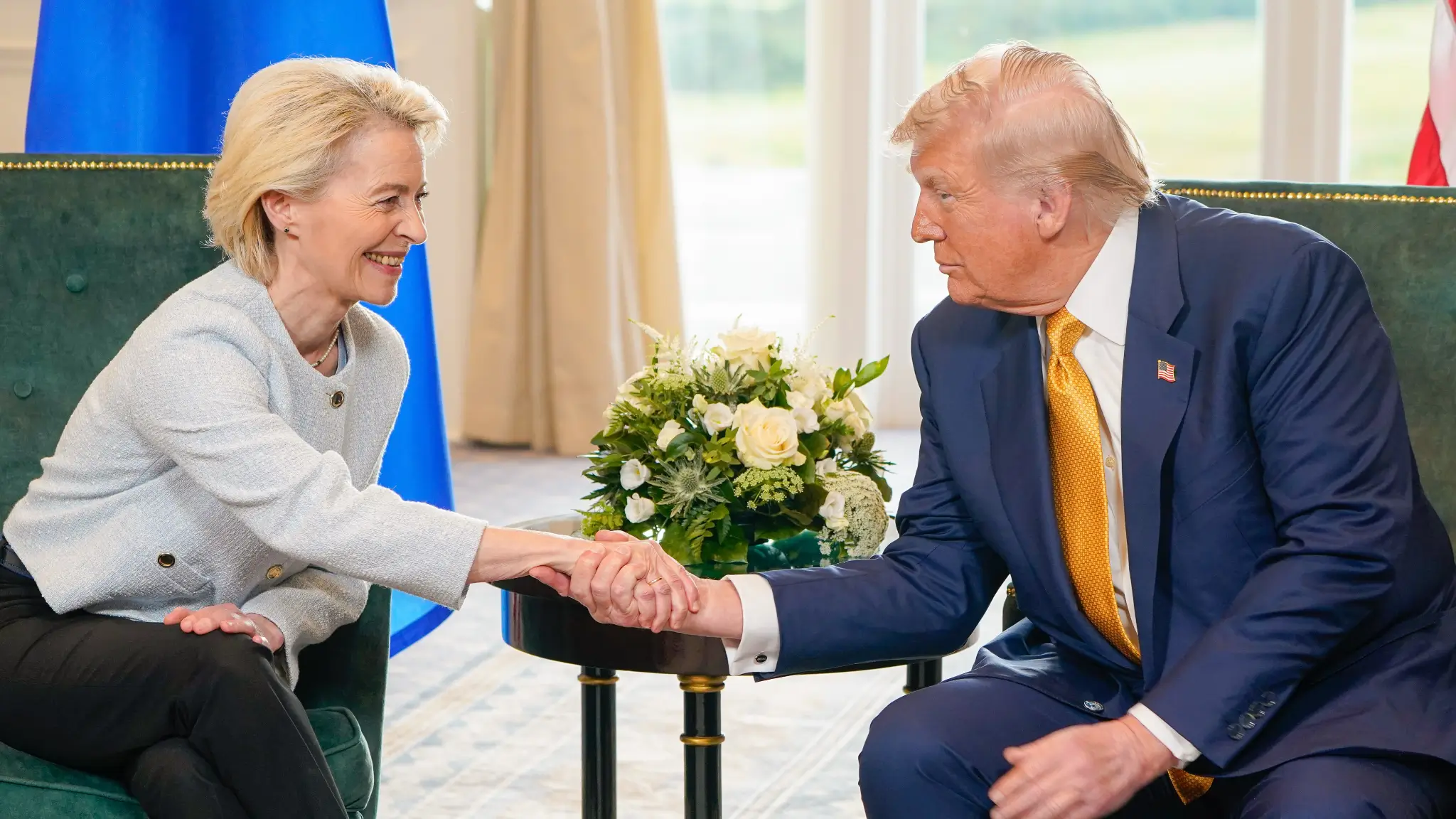 Ursula von der Leyen, presidente da Comissão Europeia, e Donald Trump, presidente dos EUA, durante o encontro na Escócia para chegar a um acordo provisório sobre as tarifas comerciais