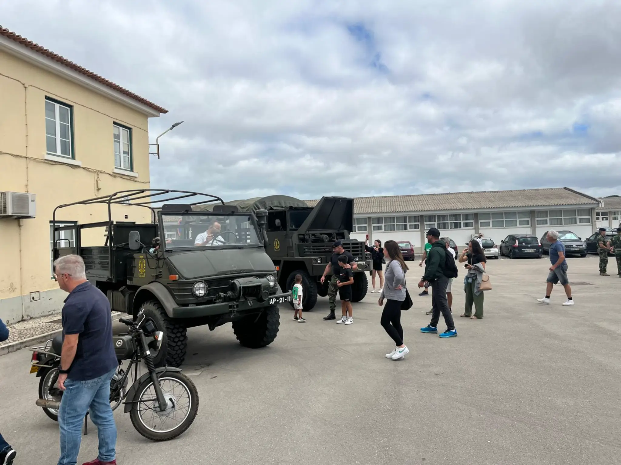 veículos militares antigos em exposição