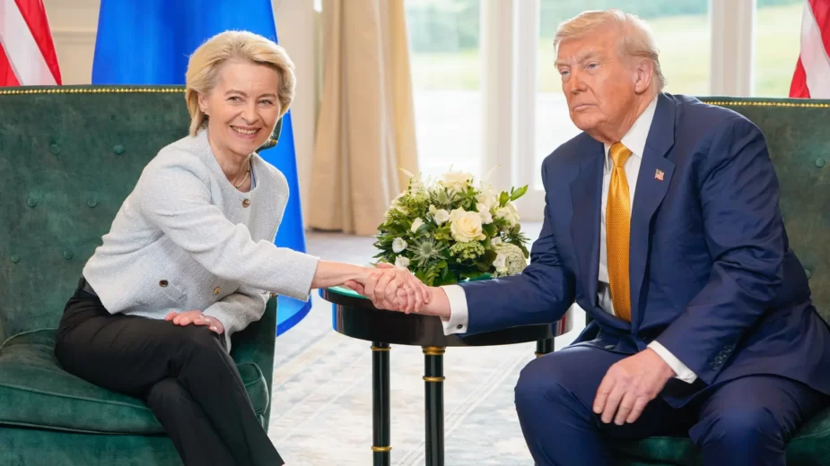 Ursula von der Leyen, presidente da Comissão Europeia, e Donald Trump, presidente dos EUA, durante o encontro na Escócia para chegar a um acordo provisório sobre as tarifas comerciais