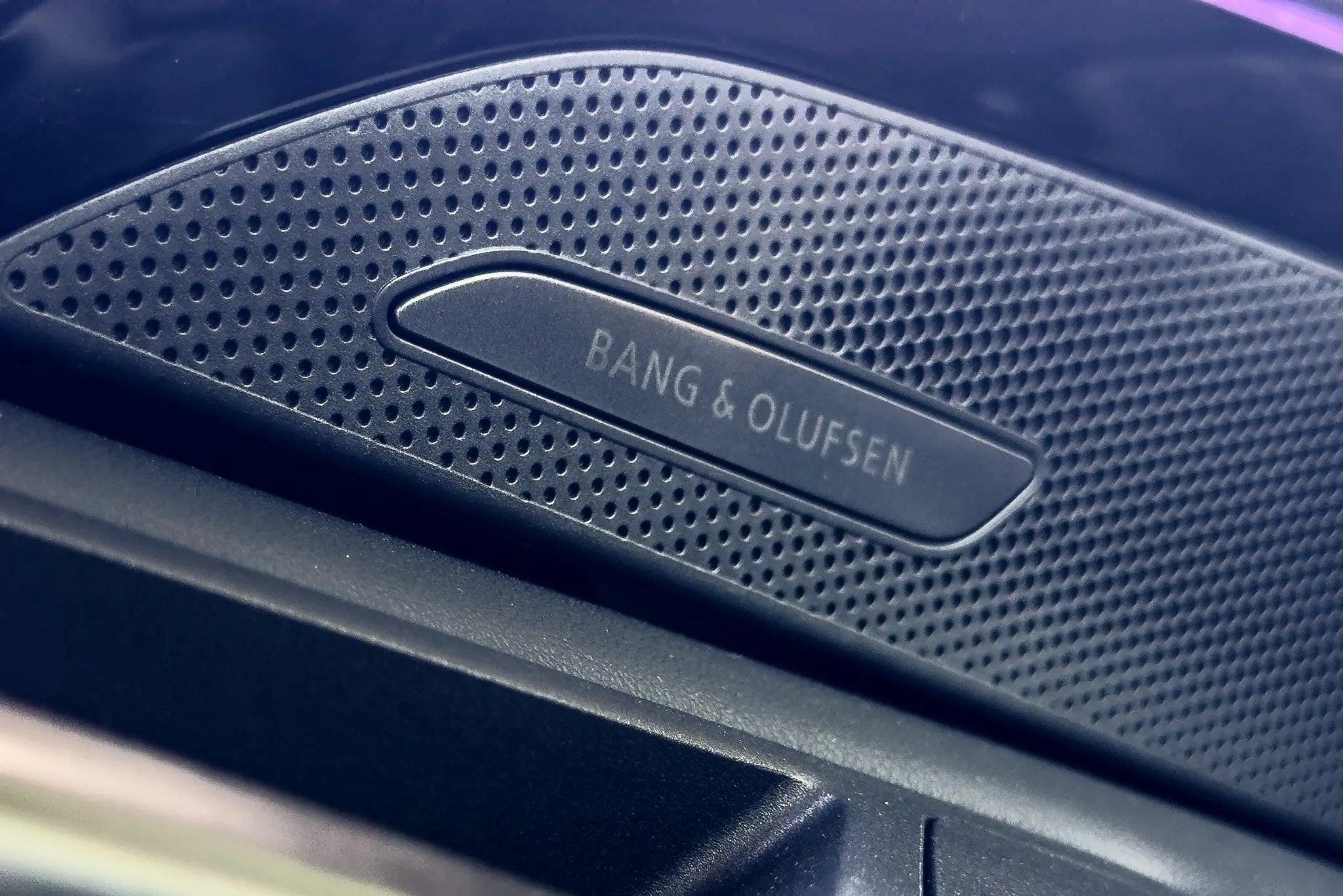 Audi Q5 2.0 TDI quattro - sistema de som da Bang & Olufsen