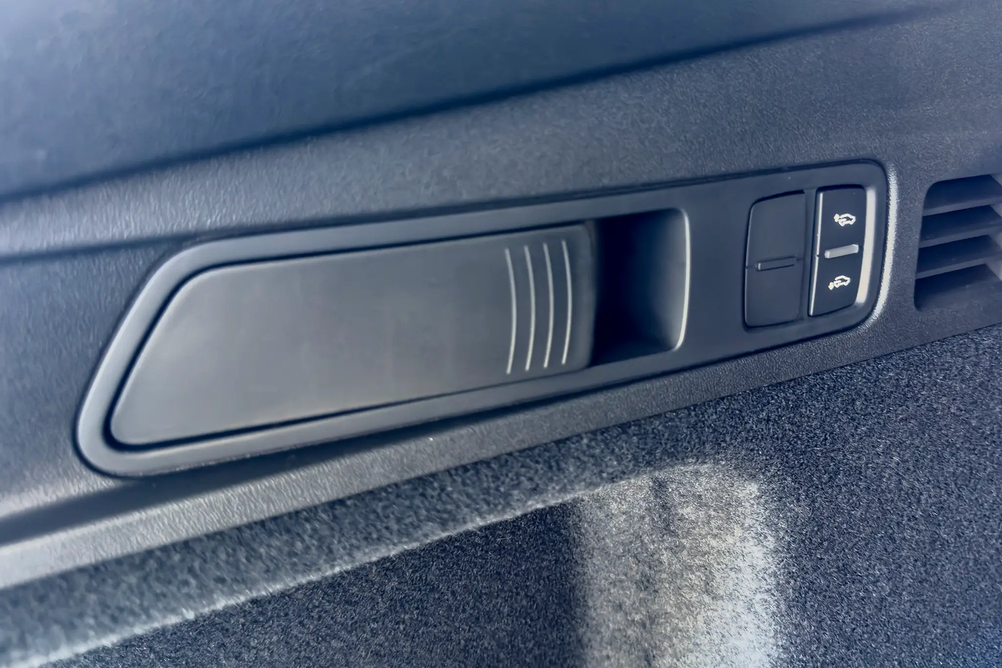 Audi Q5 2.0 TDI quattro - alavanca para rebatimento dos assentos traseiros e comandos da suspensão ativa no eixo posterior
