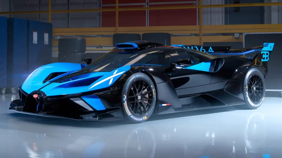 Bugatti Bolide na garagem 3/4 de frente