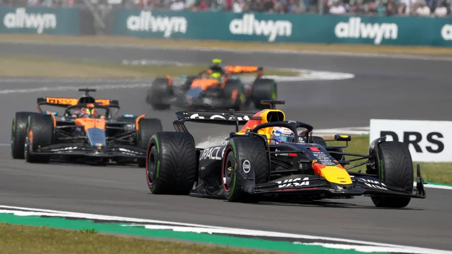 Max Verstappen em Silverstone à frente dos dois McLaren