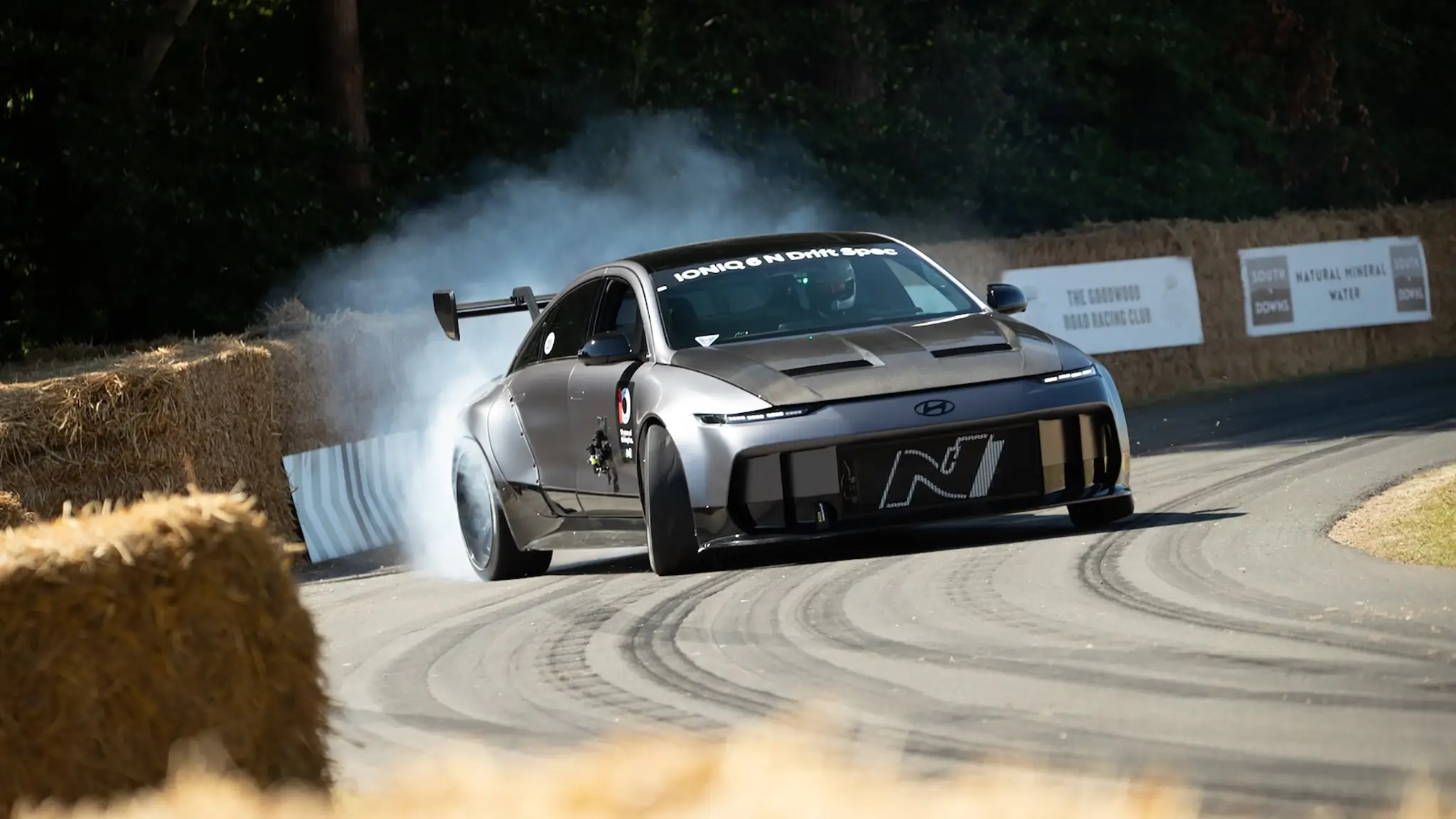 Hyundai IONIQ 6 N Drift Spec, a fazer drift na rampa de Goodwood.