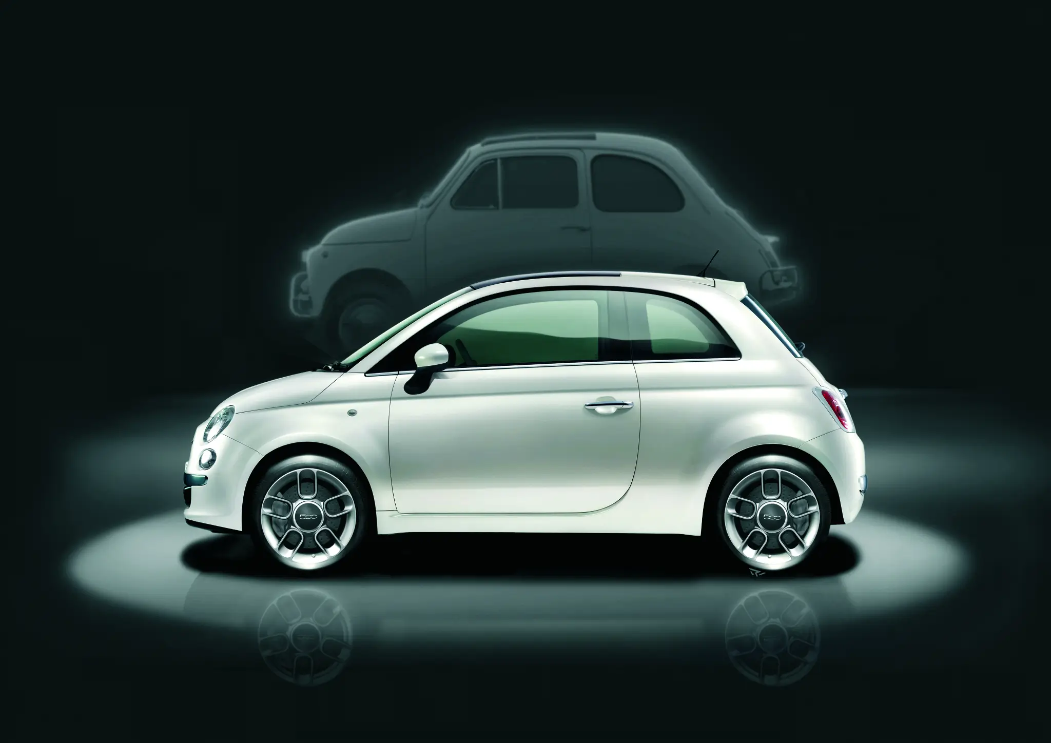 ilustração FIAT 500 de 2007 com Nuova 500 de 1957 atrás