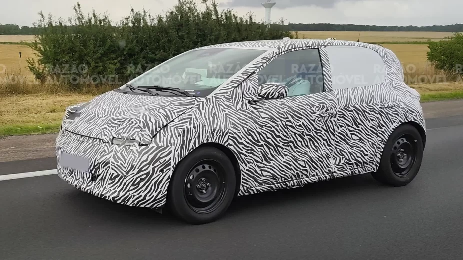 foto-espia do Renault Twingo 2026, frente 3/4