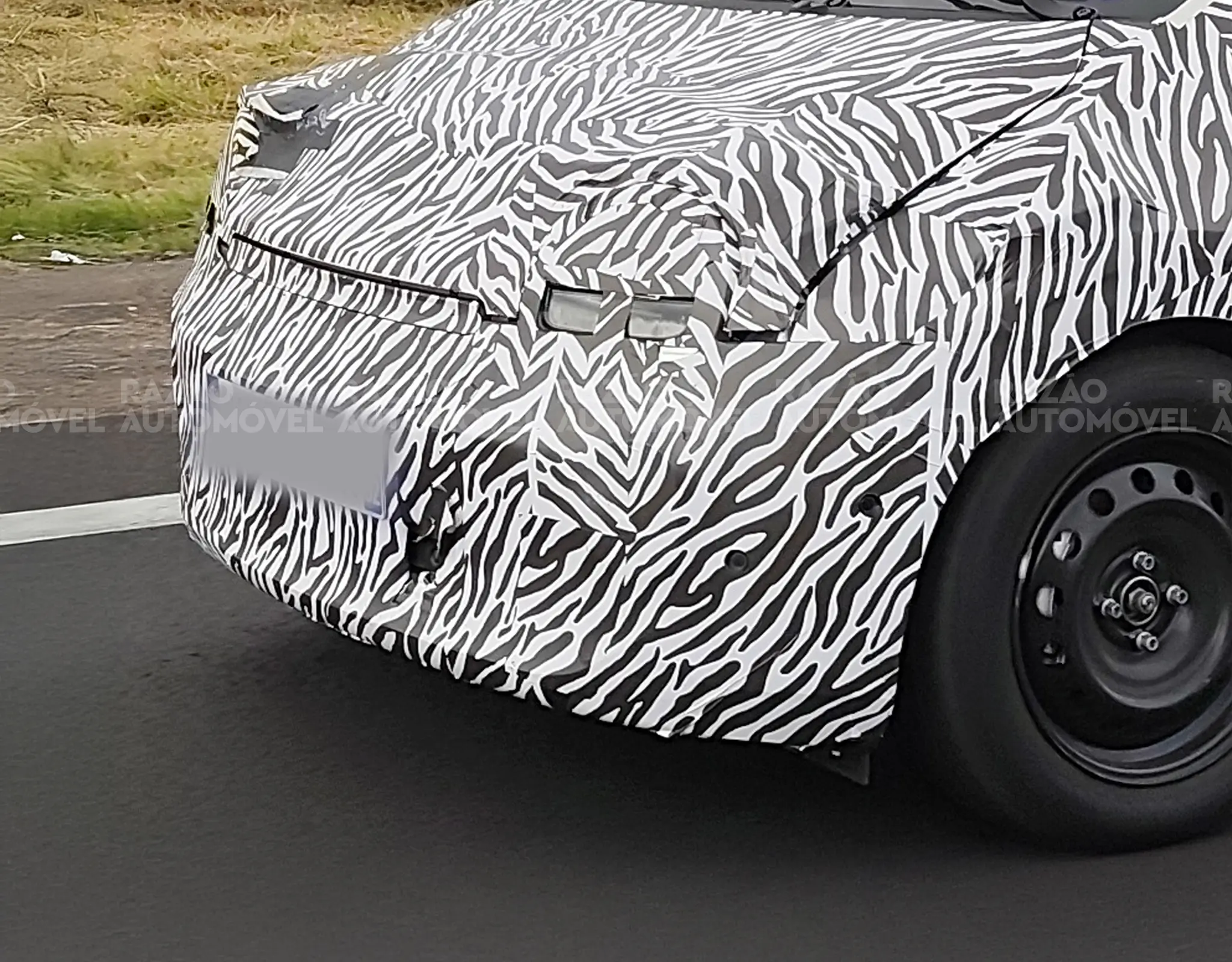 foto-espia do Renault Twingo, detalhe da frente