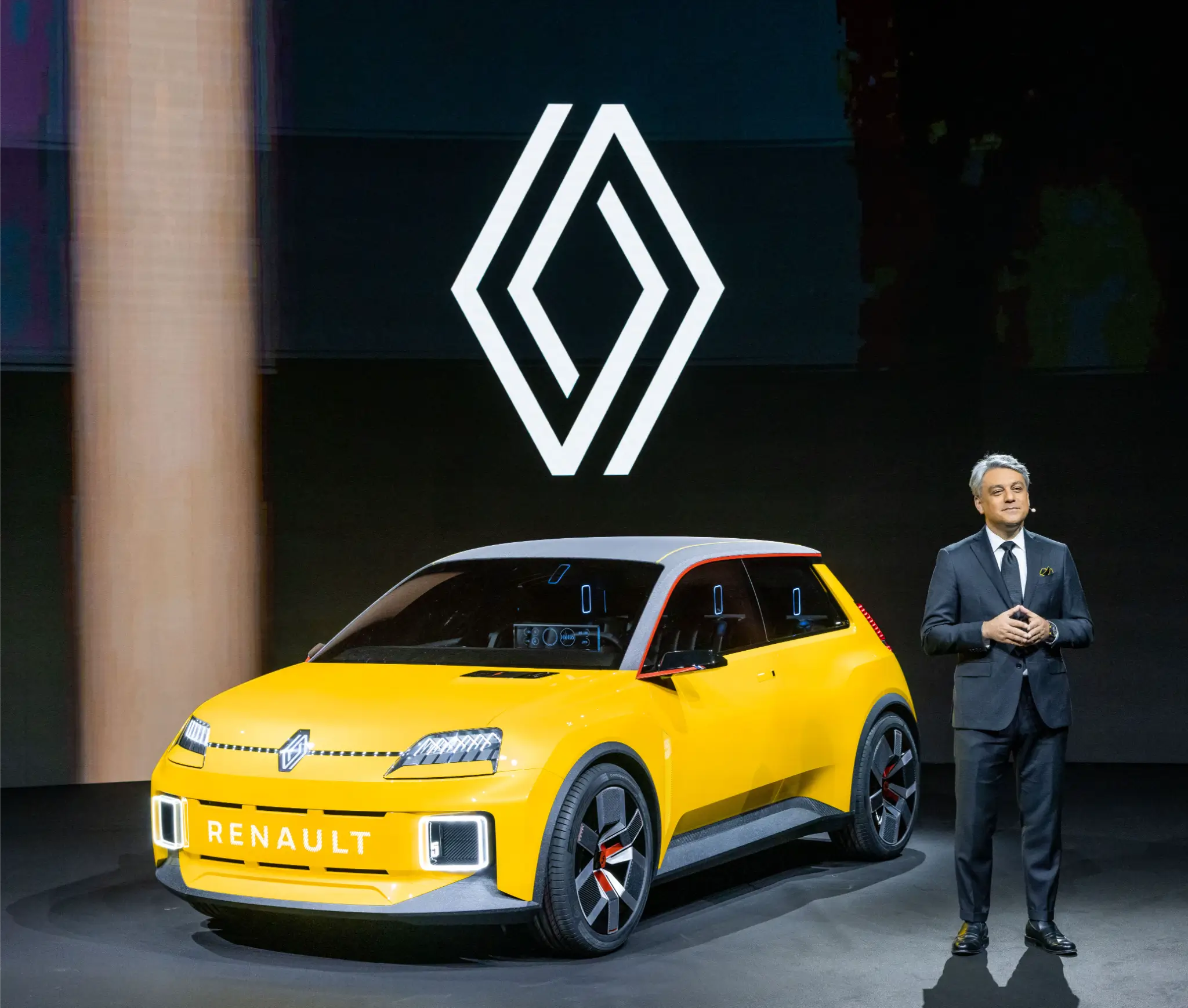 Luca de Meo com protótipo do Renault 5