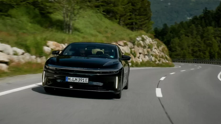 Lucid Air em estrada, frente