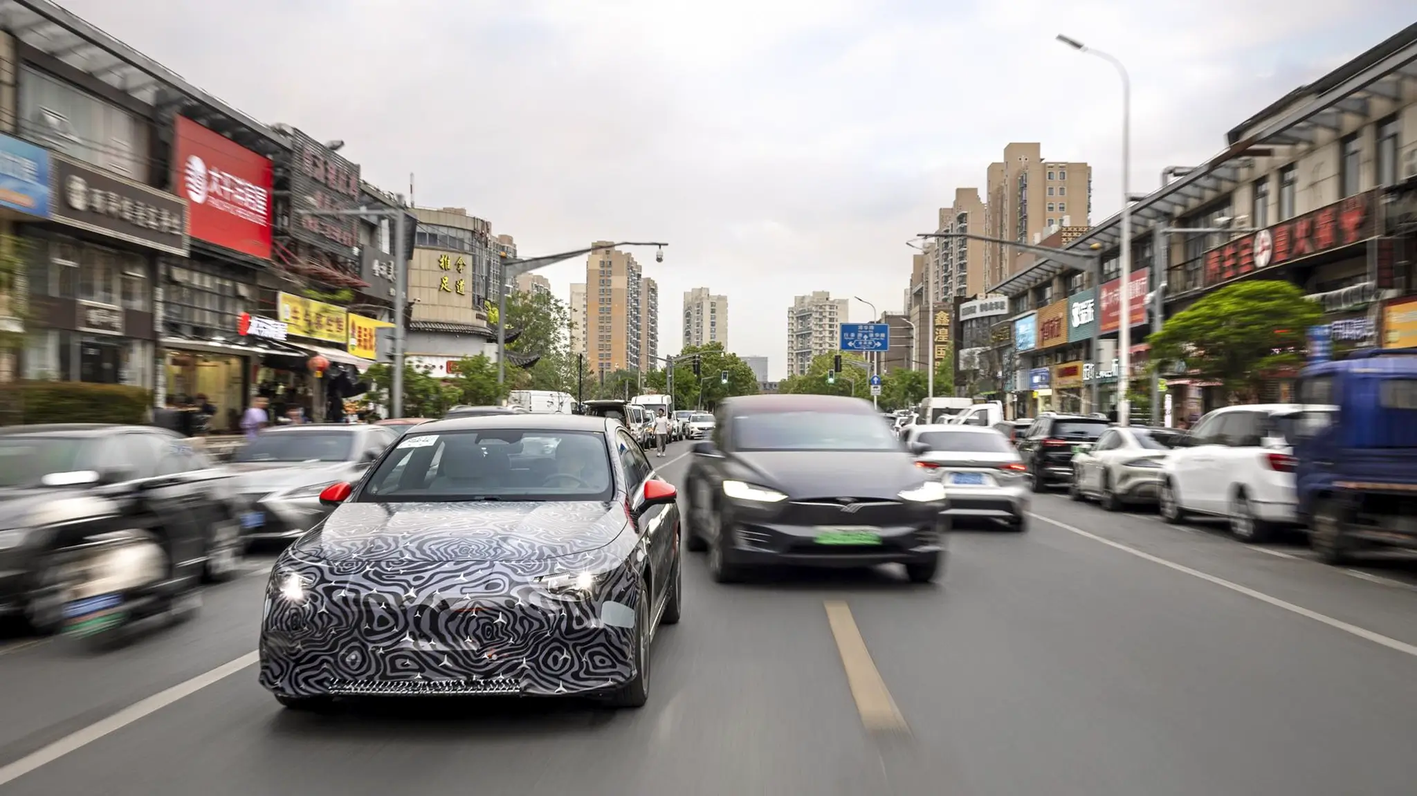 Mercedes-Benz Drive Assist Pro em Xangai - em ambiente urbano de frente