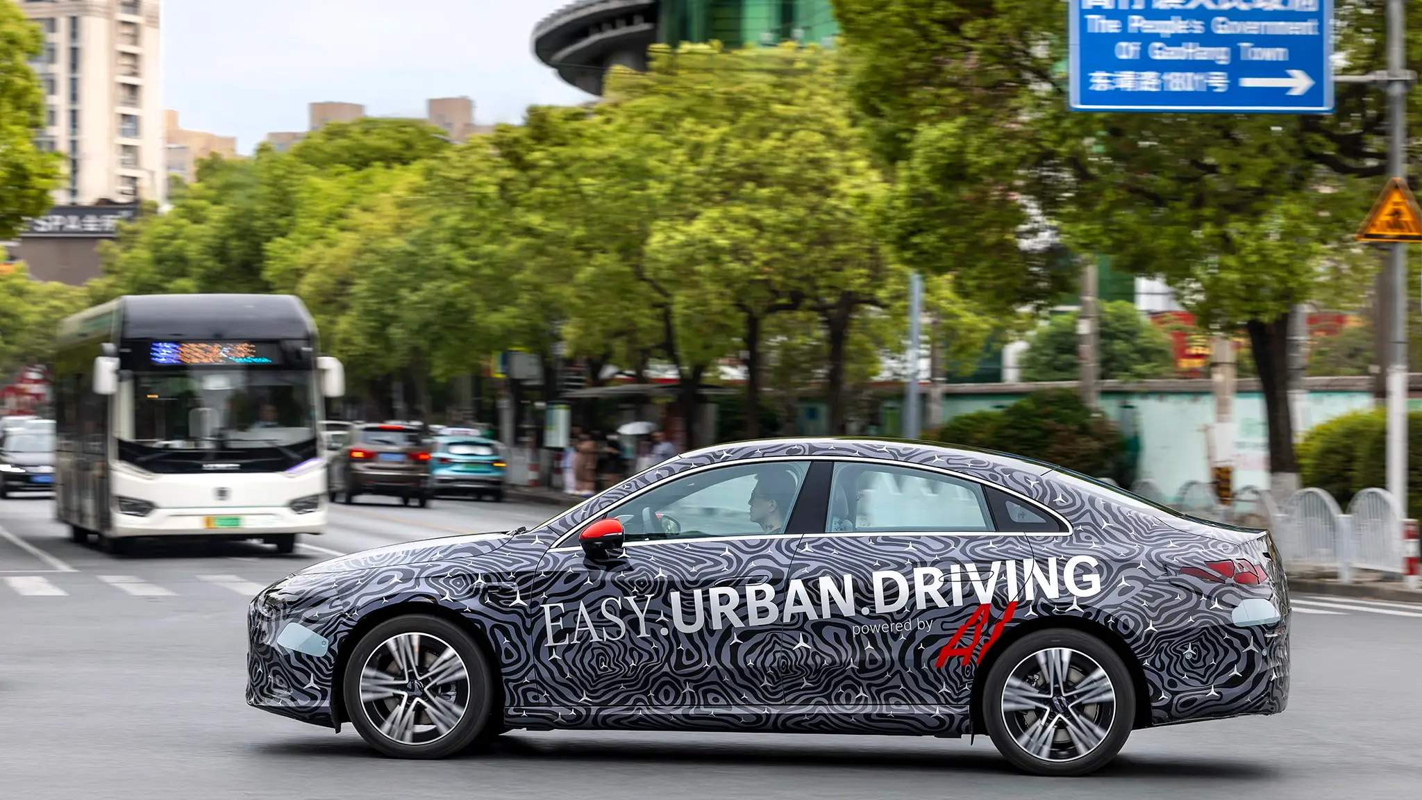 Mercedes-Benz Drive Assist Pro em Xangai - vista lateral