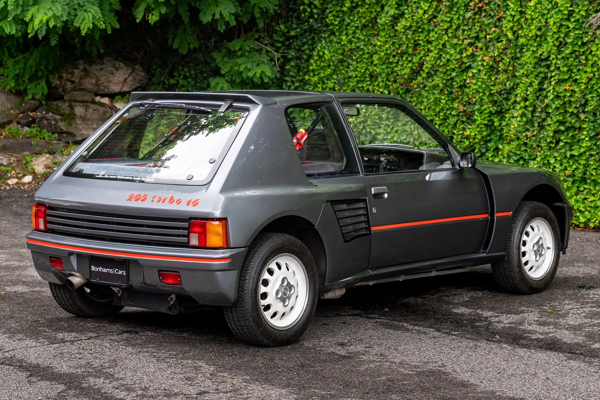 Peugeot 205 T16 - 3/4 de traseira