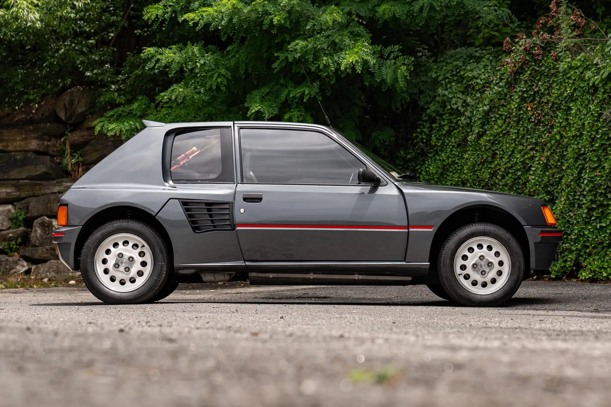 Peugeot 205 T16 - vista lateral